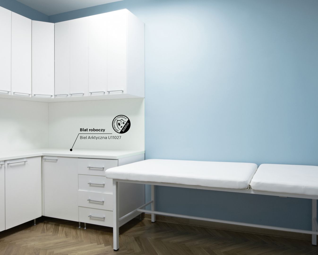 Powierzchnia microPLUS® dostępna jest zarówno na blatach Pfleiderer, jak i innych materiałach wykończeniowych we wnętrzach. Fot. Pfleiderer