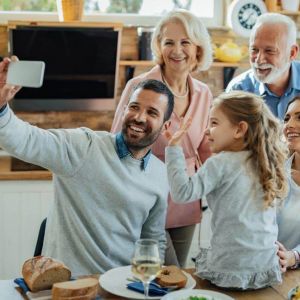 Жизнь в доме из нескольких поколений дает много преимуществ для всех членов семьи, как для внуков, так и для пожилых людей.  Фото  Adobe Stock
