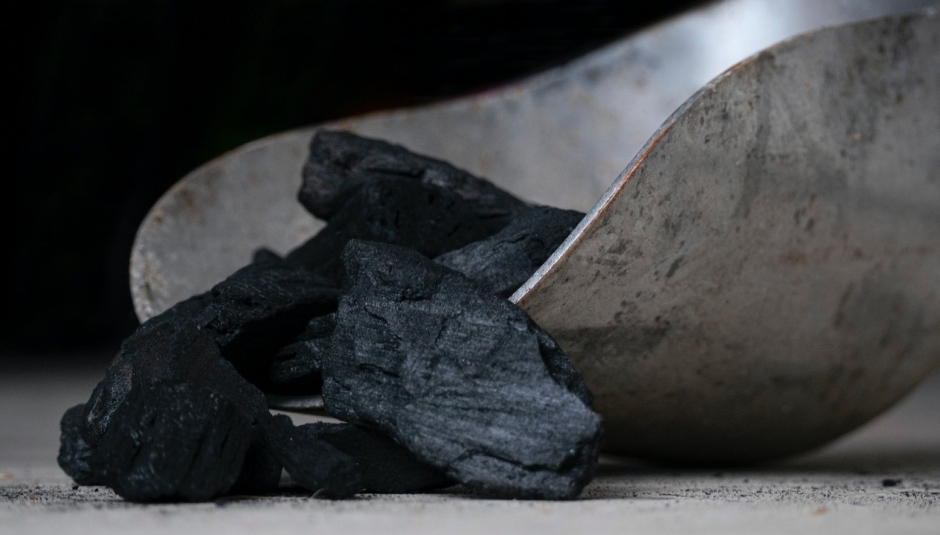 Уголь имеет высокую теплотворную способность, то есть теплотворную способность.  Это означает, что он производит большое количество энергии в процессе горения, которое нагревает здание.  Фото  Энергия