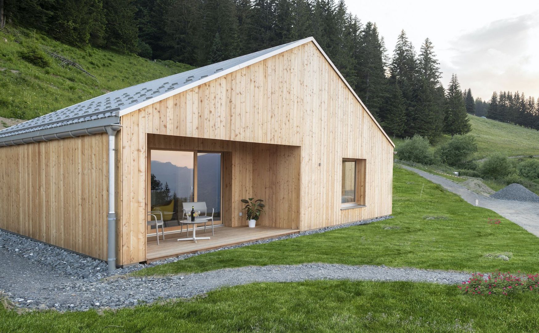 Drewniany i i w pełni ekologiczny dom w szwajcarskich Alpach. Projekt: Whitepod Eco-Chalets. Autorzy projektu: Montalba Architects