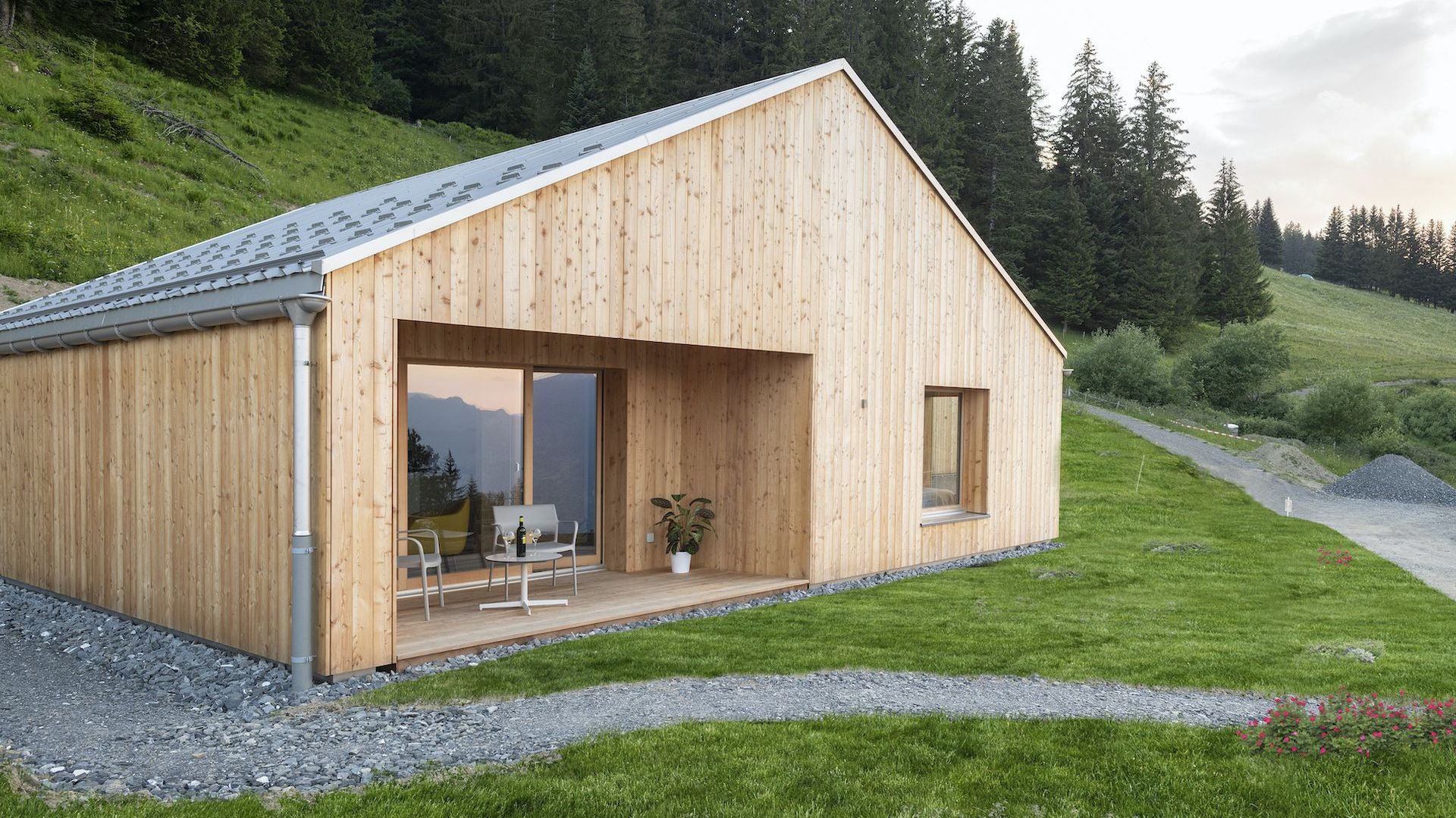 Drewniany i i w pełni ekologiczny dom w szwajcarskich Alpach. Projekt: Whitepod Eco-Chalets. Autorzy projektu: Montalba Architects