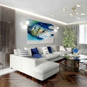 Biała sofa i lustrzane powierzchnie budują nowoczesny klimat w salonie. Projekt Tissu Architecture