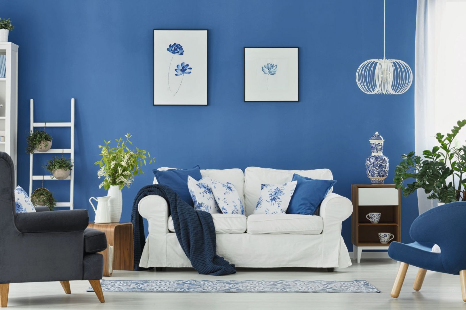 Niebieska ściana zestawiona z białymi meblami da efekt świeżego wnętrza w zawsze modnym marynarskim stylu. Fot. Jedynka