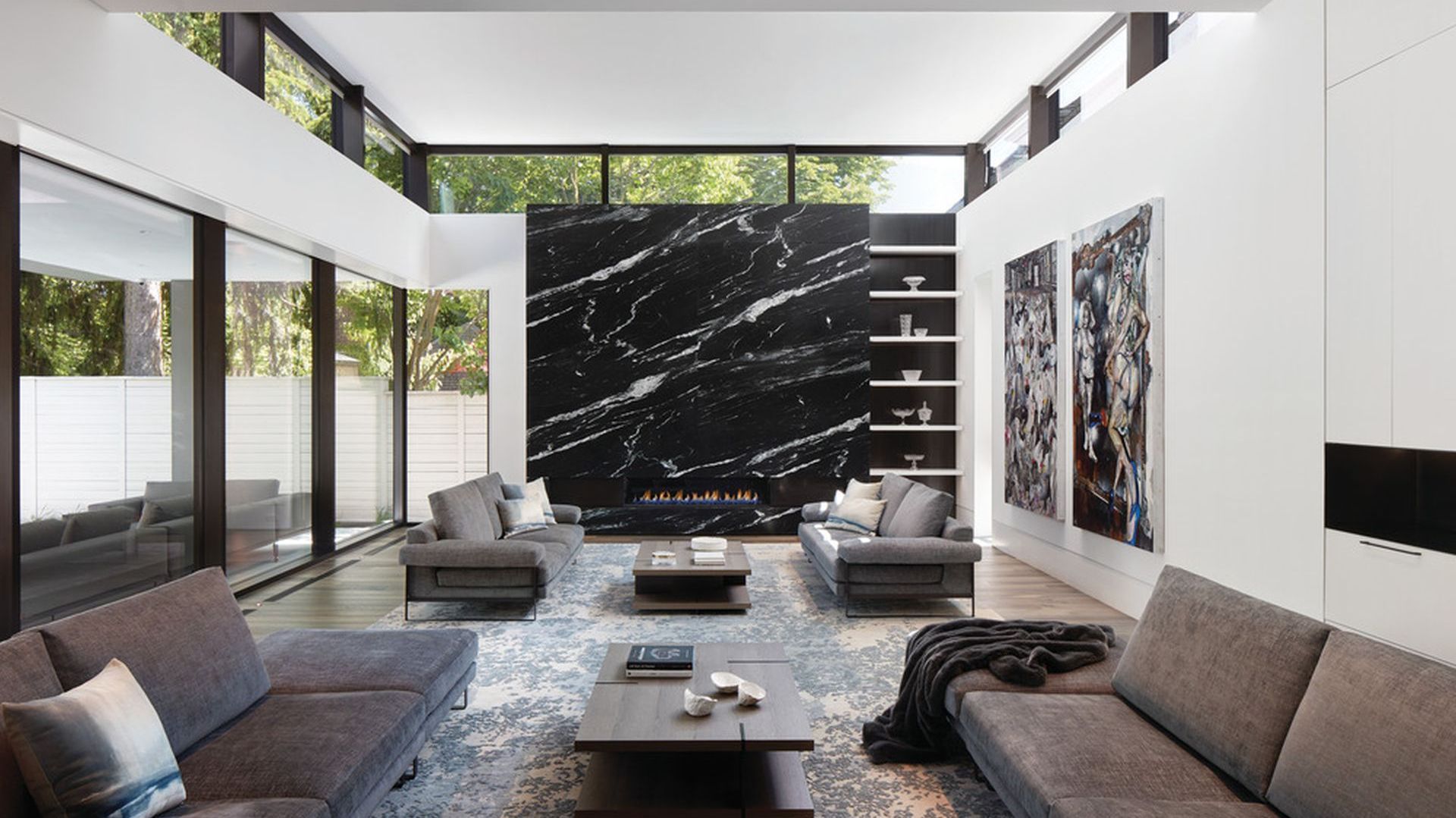 Piękny naturalny czarny kamień zdobi ścianę w tym salonie. Projekt Taylor Smyth Architects, projekt wnętrza Cecconi Simone. Fot. Studio Shai Gil