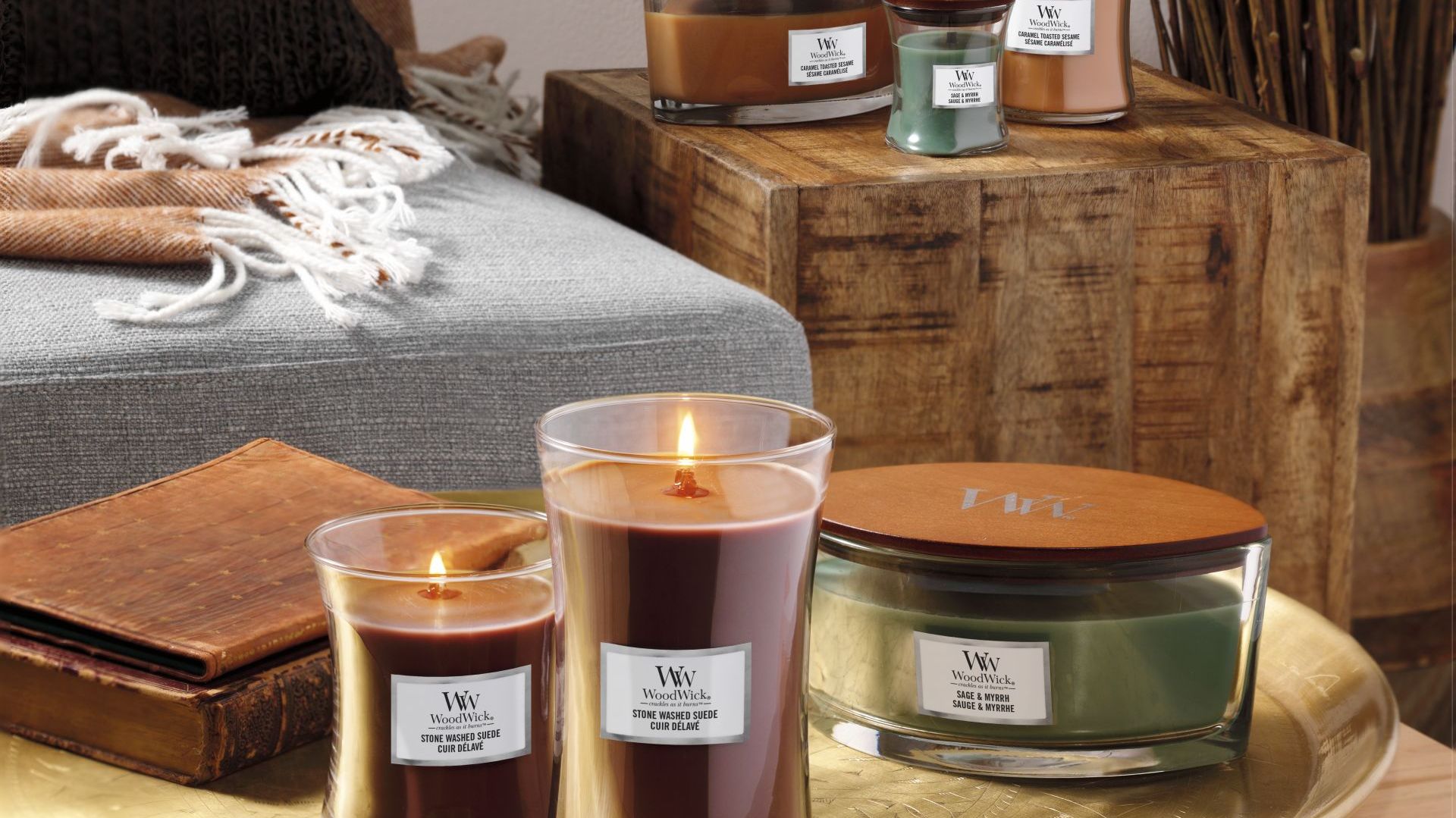 Stone Washed Suede - ogniste nuty pieprzu splecione z aromatem słodkiego jaśminu i ciepłego bursztynu idealnie odzwierciedlają zapach zamszu, www.yankeecandle.pl