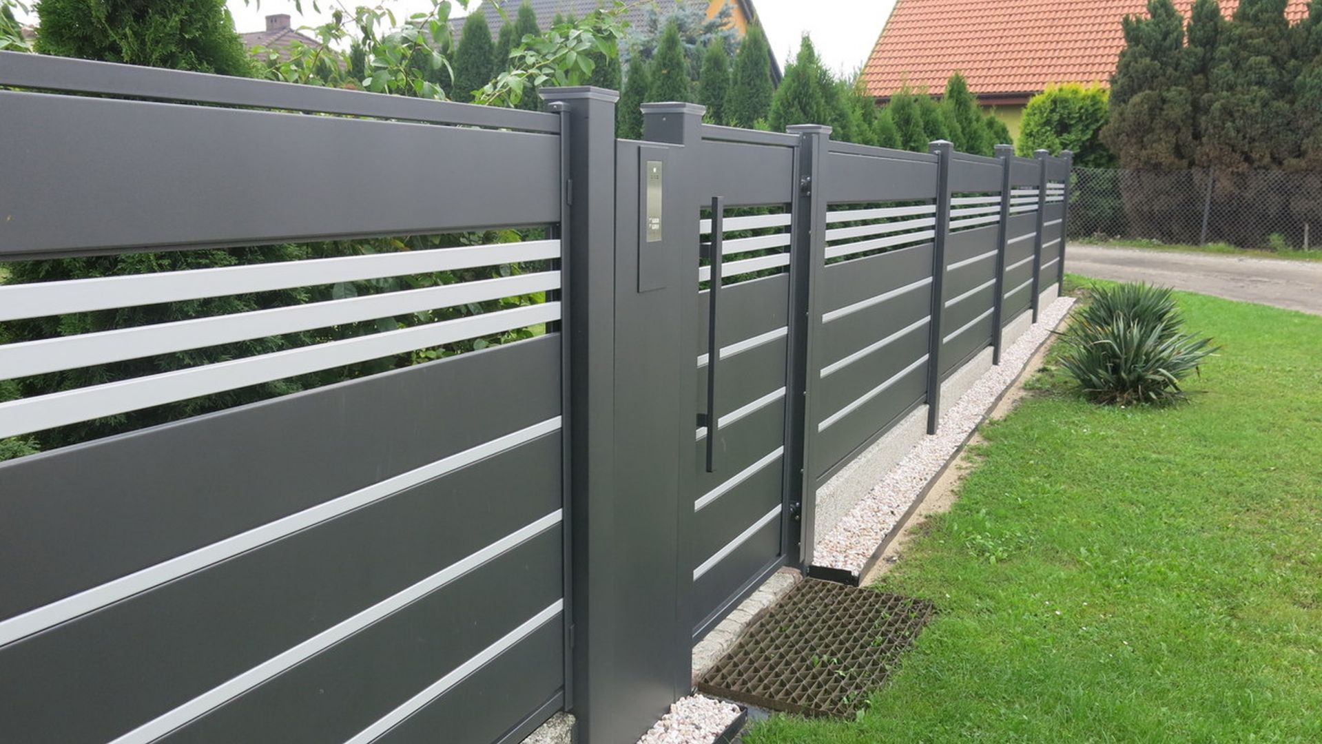 Kluczową rolę w ogrodzeniu odgrywa furtka. Fot. Plast-Met Systemy Ogrodzeniowe
