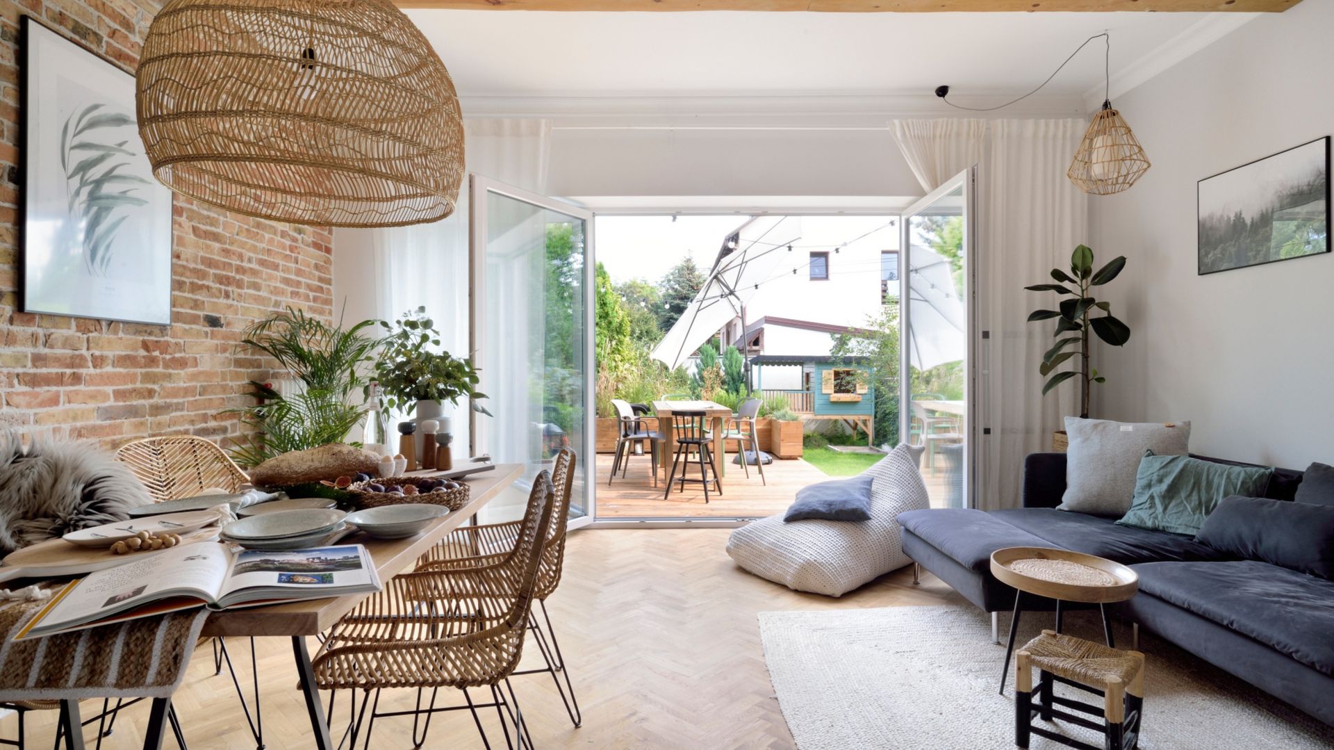 Salon urządzony w zgodzie z naturą staje się swego rodzaju prywatnym ogrodem. Projekt SHOKO.design fot. Łukasz Nowosadzki - Archilens.pl