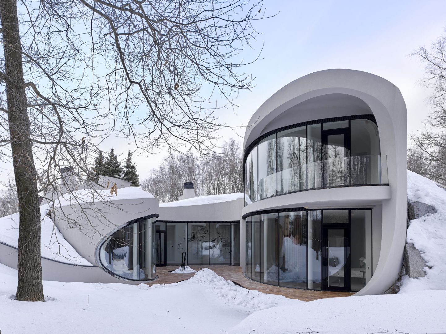 Zbudowany w dzielnicy Czechow, kilka kilometrów od Moskwy, House in the landscape czerpie inspirację z organicznej architektury Franka Lloyda Wrighta i ożywia budynek w futurystycznym stylu, który idealnie wtapia się w krajobraz.