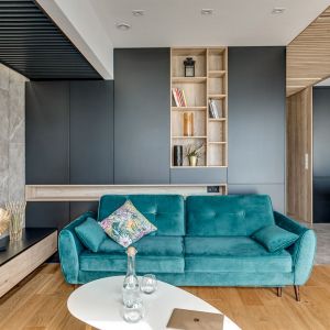 Welwetowa sofa w modnym turkusowym kolorze dodaje charakteru temu nowoczesnemu wnętrzu. Projekt: Marta Kilan, Anna Kapinos, Tomasz Słomka. Fot. Radosław Sobik