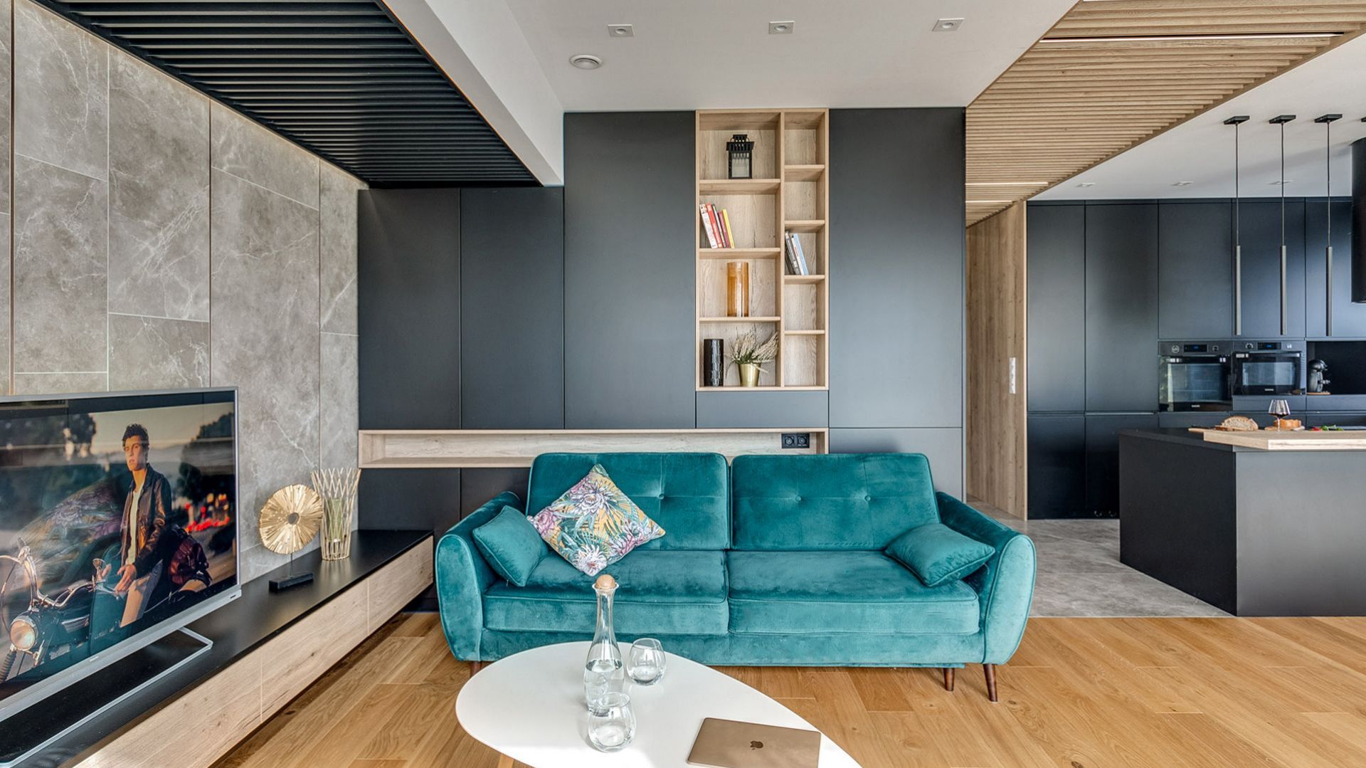 Welwetowa sofa w modnym turkusowym kolorze dodaje charakteru temu nowoczesnemu wnętrzu. Projekt: Marta Kilan, Anna Kapinos, Tomasz Słomka. Fot. Radosław Sobik