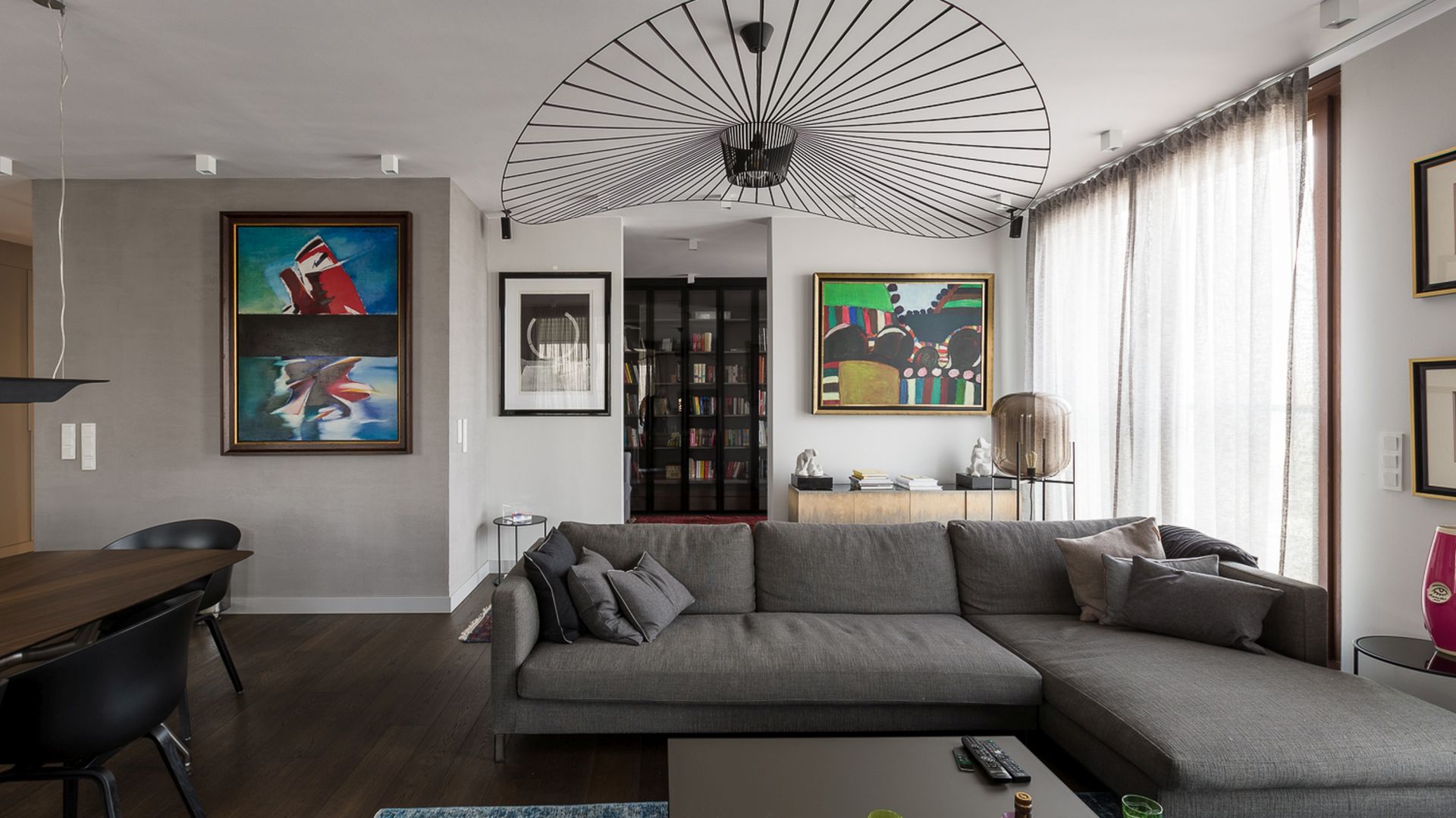 Lampa jak damski kapelusz to już ikona designu. Projekt Dmowska Design foto Przemysław Kuciński