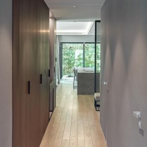 Dużą zaletą tego przestronnego apartamentu jest jego lokalizacja – znajduje się w bardzo zielonej okolicy, w pobliżu dużego parku. Projekt BAJERSOKÓŁ team. Foto Tom Kurek 