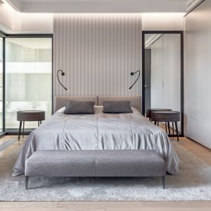 Centralne miejsce w sypialni zajmuje dwuosobowe łóżko Selene marki B&B Italia. Projekt BAJERSOKÓŁ team. Foto Tom Kurek 