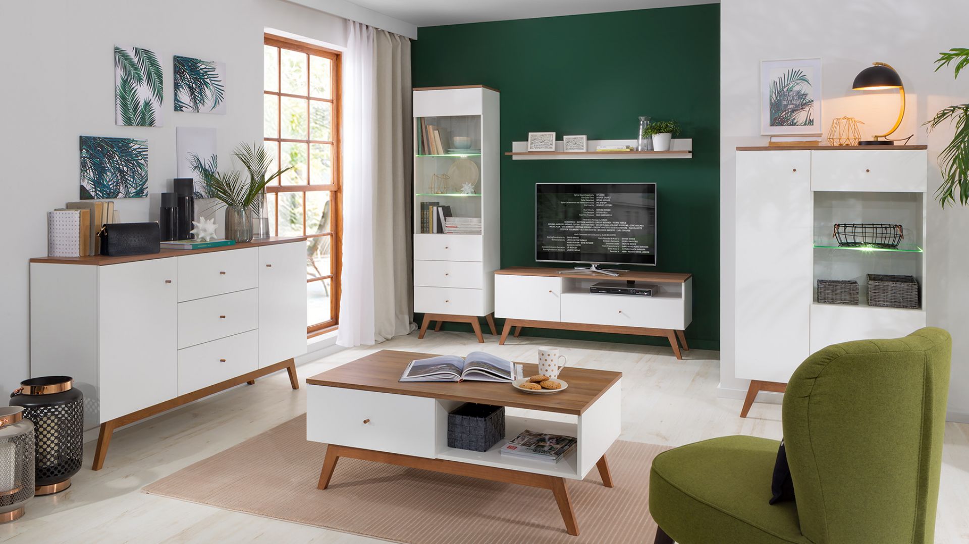 Meble do salonu z kolekcji Heda dostępne w ofercie firmy Black Red White. Cena: 549 zł (komoda), 389 zł (szafka RTV), 365 zł (witryna). Fot. Black Red White