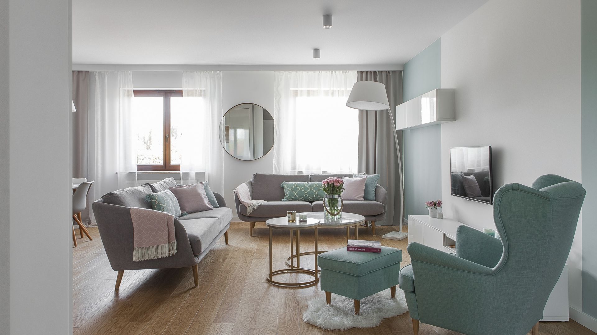 Pastel, lekkie formy mebli i stylowe dodatki odpowiadają za wystrój salonu. Projekt MAFgroup
