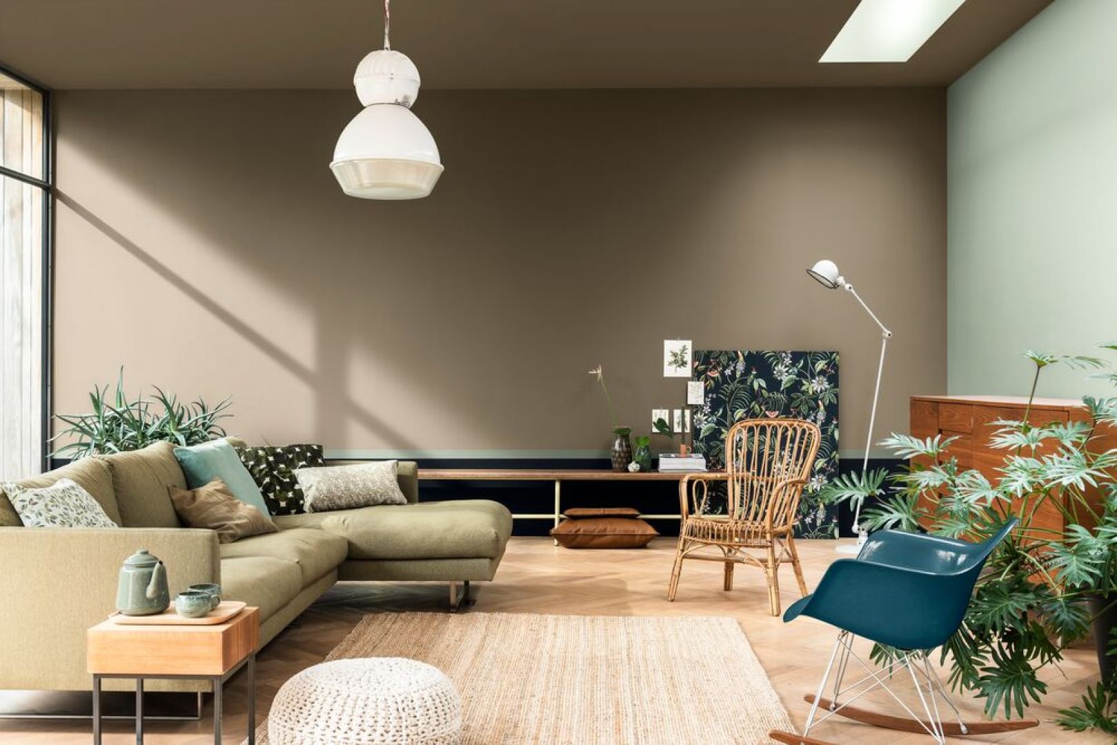 Kolor Roku 2021 według ekspertów Dulux to Moc Ziemi. Ciepła ziemista barwa pozwolić nam ma na powrót do natury. Kolory ziemi to z pewnością jeden z gorących jesiennych trendów we wnętrzach. Fot. Dulux