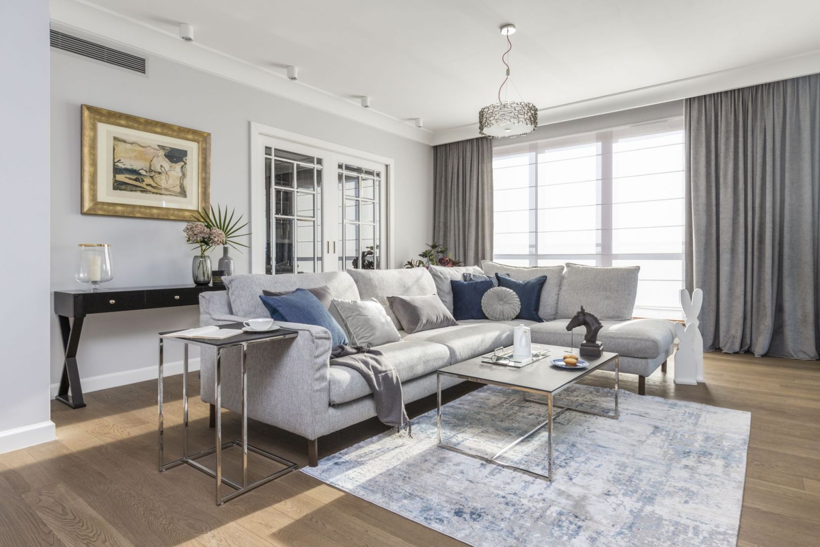 Salon urządzony w stylu hamptons. Projekt Decoroom. Fot.Pion Poziom