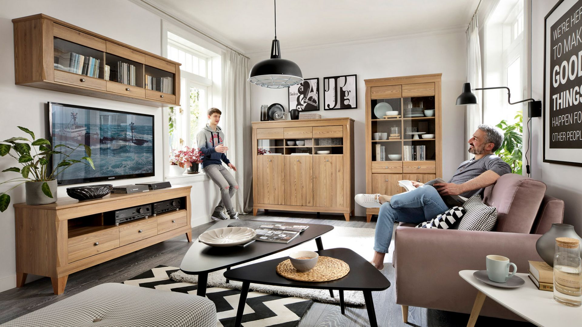 Meble do salonu z kolekcji Bergen w naturalnym, ciepłym odcieniu drewna dostępne w ofercie Black Red White. Cena zestawu: 3.713 zł. Fot. Black Red White