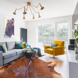 Szara sofa o prostej nowoczesnej formie. Projekt gama design współ Joanna Rej fot Pion Poziom