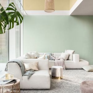 Jasny salon to nie tylko ściany w odcieniach bieli. Rozbielona, rozmyta zieleń jest równie znakomitym i modnym wyborem! Fot. Dulux 