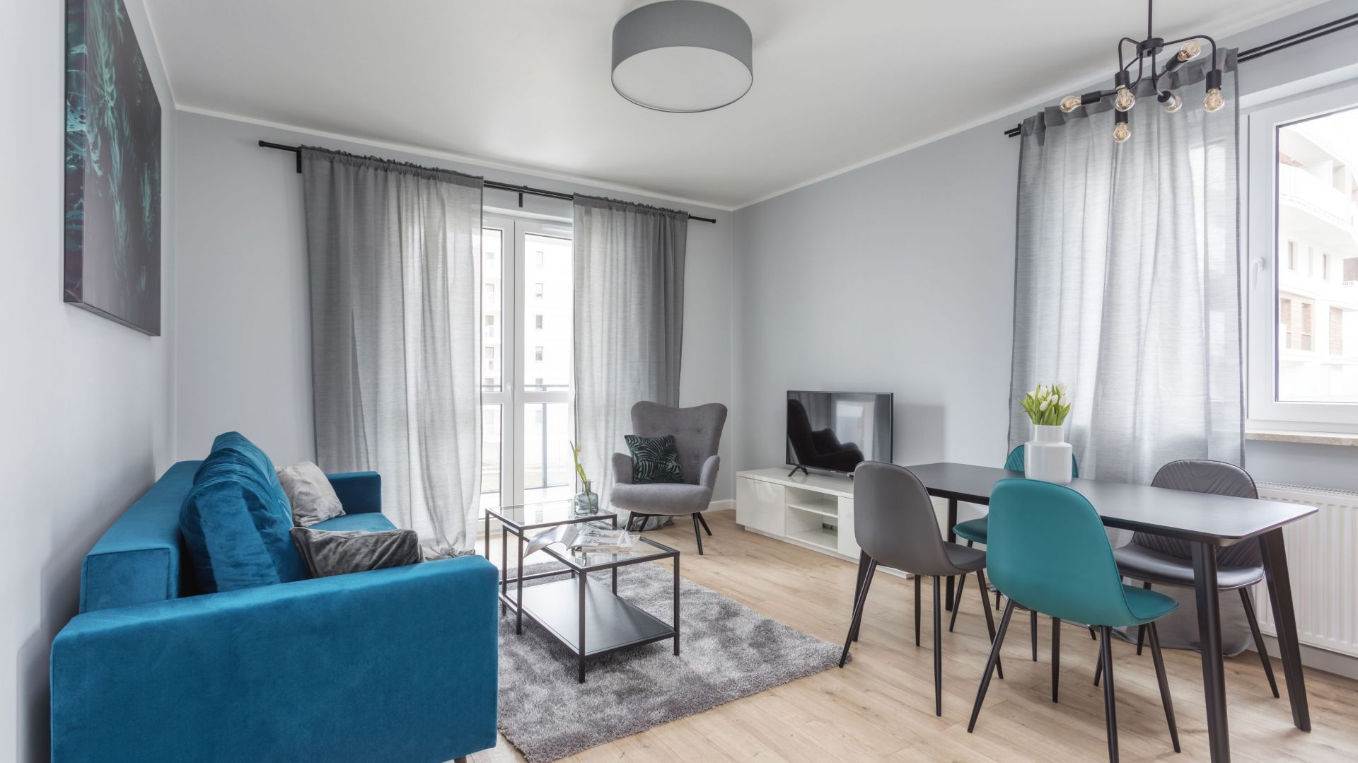 Zamiast oddzielnych pomieszczeń o wiele lepiej wykreować jedną wielką przestrzeń, w której strefy przenikają się. Projekt i zdjęcia Deer Design