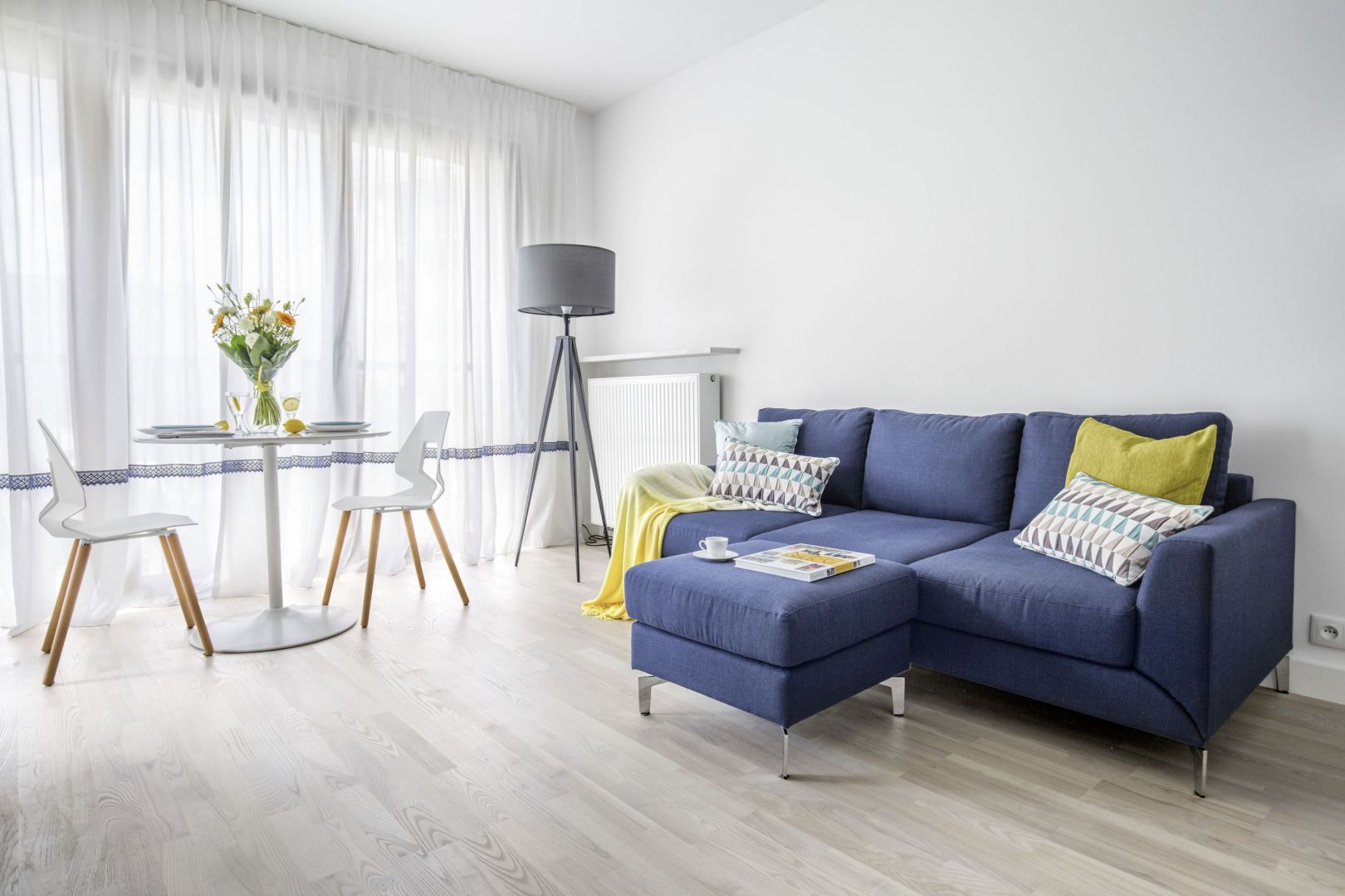 Jadalnię usytuowano tuz przy oknie. Projekt Decoroom. Fot. Pion Poziom