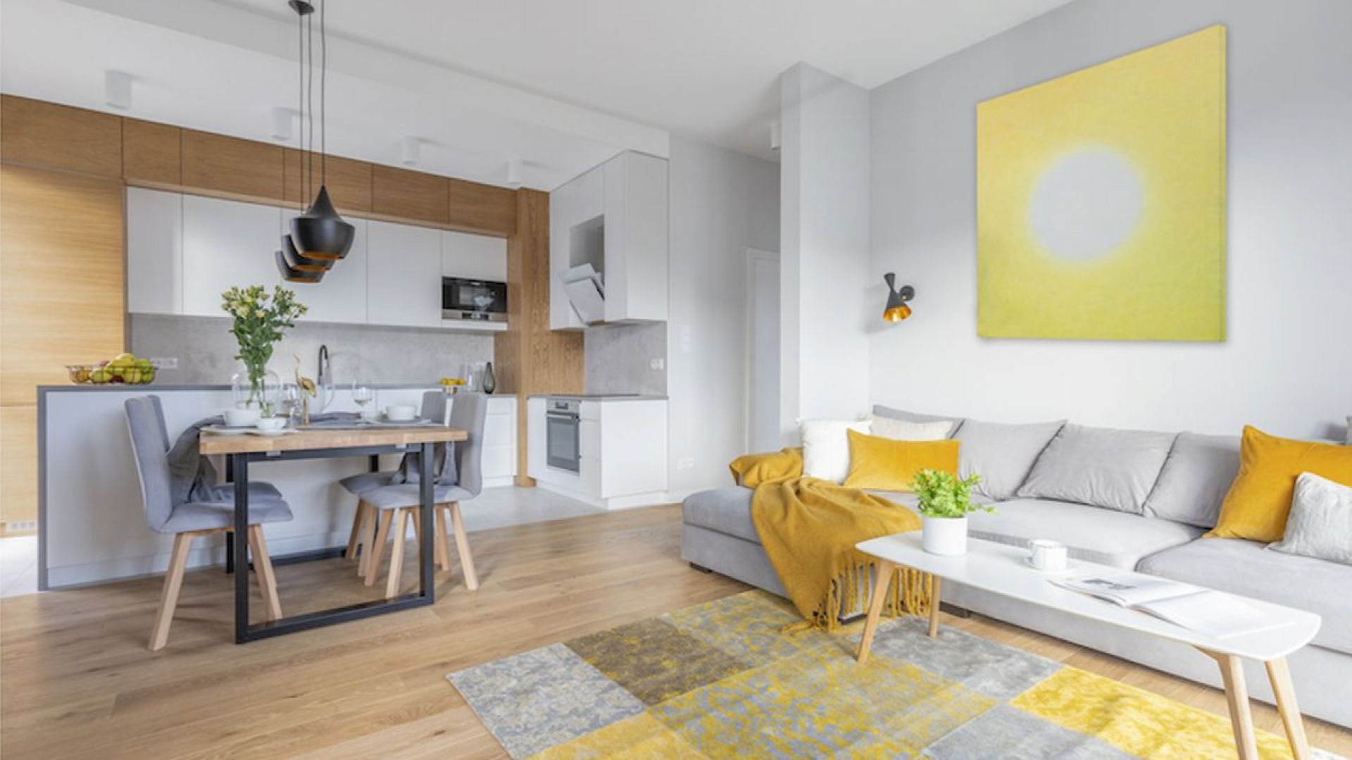 W tym pięknym jasnym salonie poduszki w słonecznych żółtych kolorach są prawdziwą ozdobą. Projekt i zdjęcia: Renata Blaźniak-Kuczyńska, Renee's Interior Design