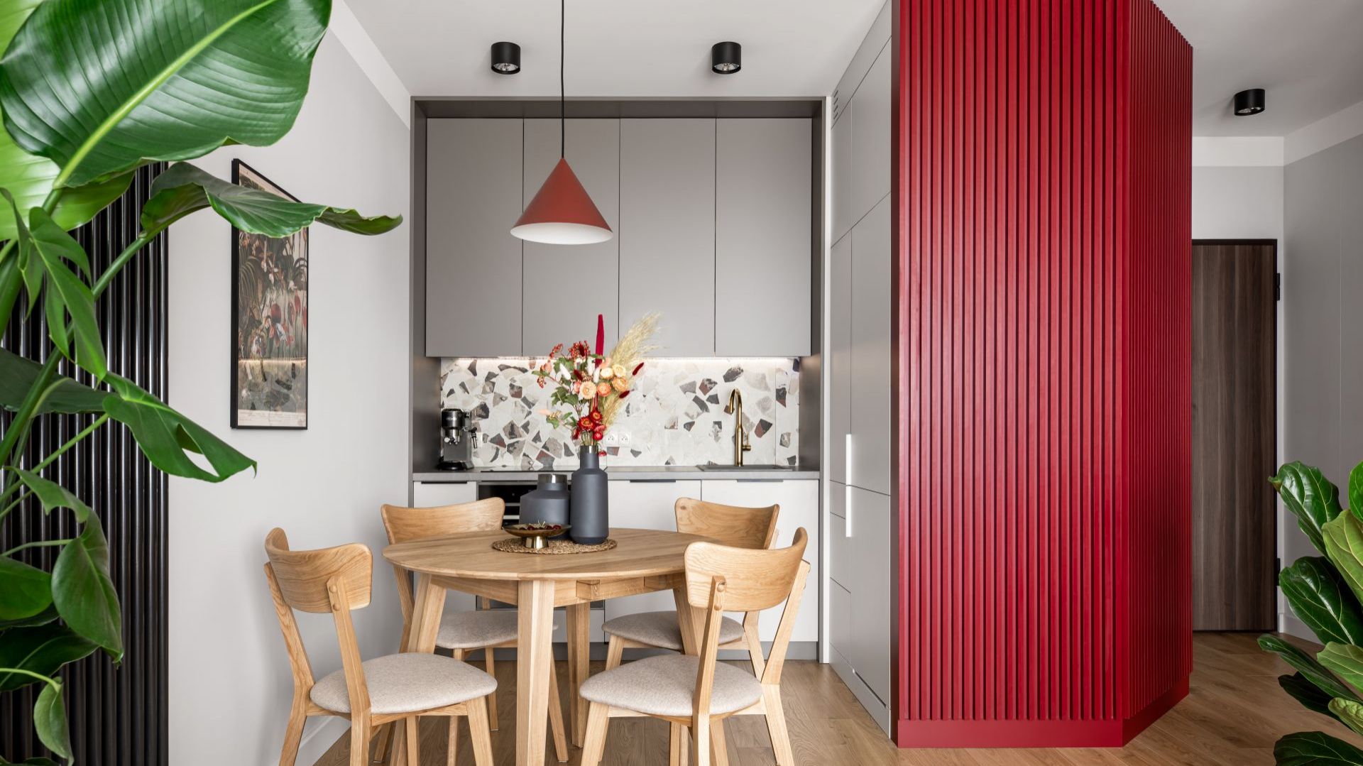 Śródziemnomorski styl projektantka uzyskała stosując charakterystyczne materiały np. włoskie płytki terazzo od Ceramica Fioranese. Projekt: Maria Nielubszyc, pracownia PURA design. Zdjęcia: Jakub Nanowski
