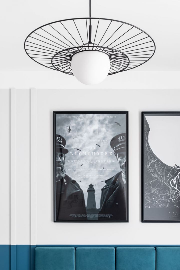 Właściciele mieszkania są fanami kina, więc nad łóżkiem pojawił się oryginalny plakat filmowy. Projekt: Maria Nielubszyc, pracownia PURA design. Zdjęcia: Jakub Nanowski