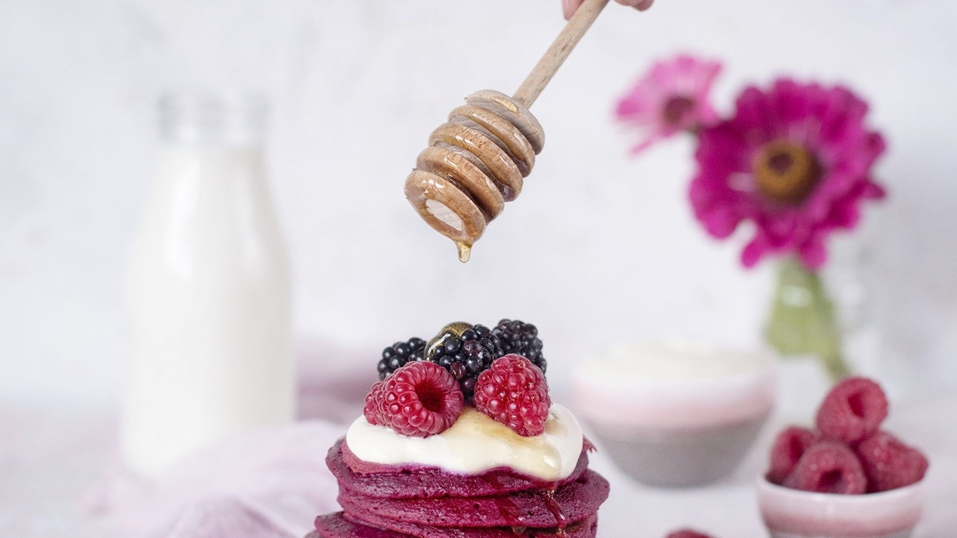 Różowe pancakes z serkiem waniliowym fot.Thermomix.
