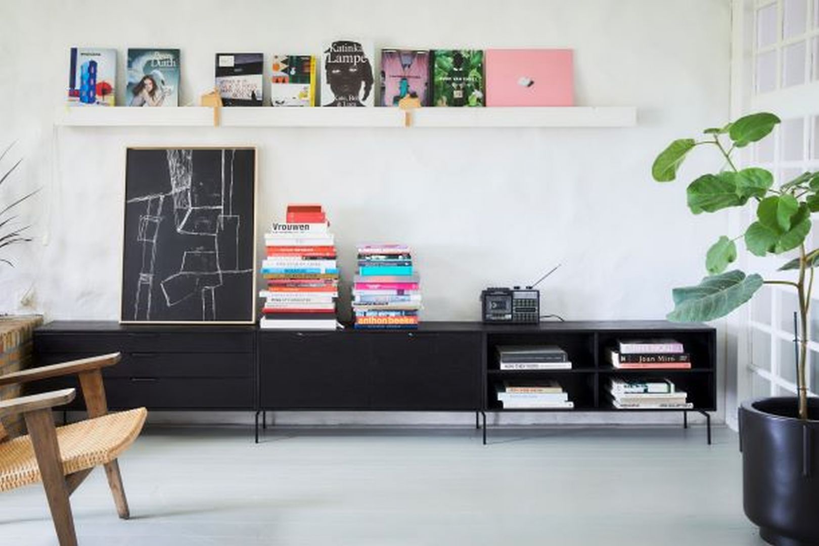 Dowodem jest składająca się z modułów szafka Modular Cabinet od HKliving. Została tak zaprojektowana, że każdy może nadać jej optymalną dla siebie wysokość i szerokość, a nawet kształt. Fot. HKliving Dutchhouse