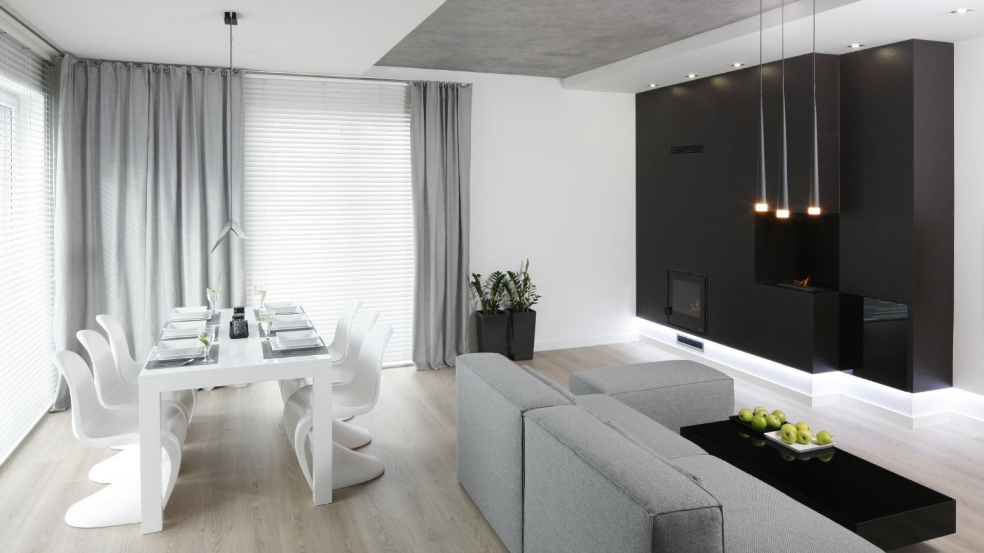W eleganckim wnętrzu czerń łączy się z bielą tworząc subtelną aranżację. Projekt Łukasz Szadujko. Fot. Bartosz Jarosz