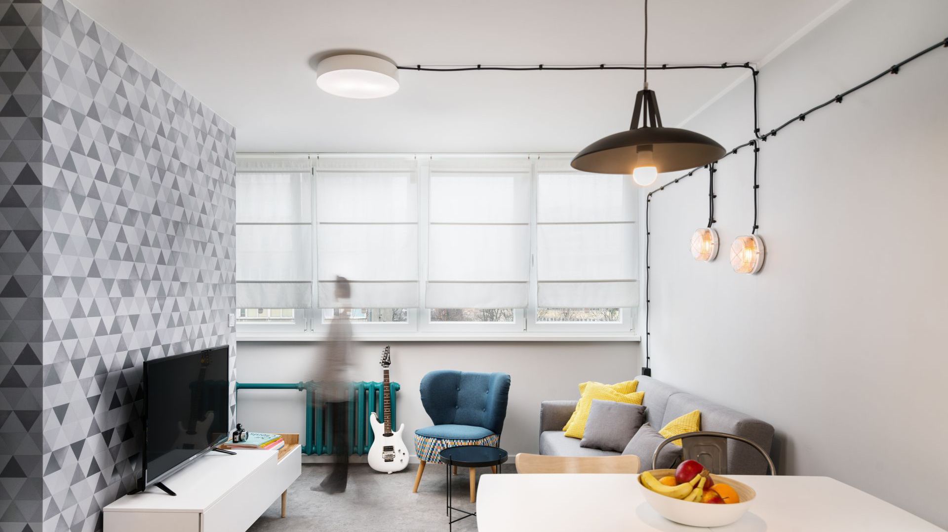 Sofa i fotel to dobre rozwiązanie jeśli w salonie mamy wyjątkowo mało miejsca. Projekt i zdjęcia: Kasia Kokot, Pracownia Inside