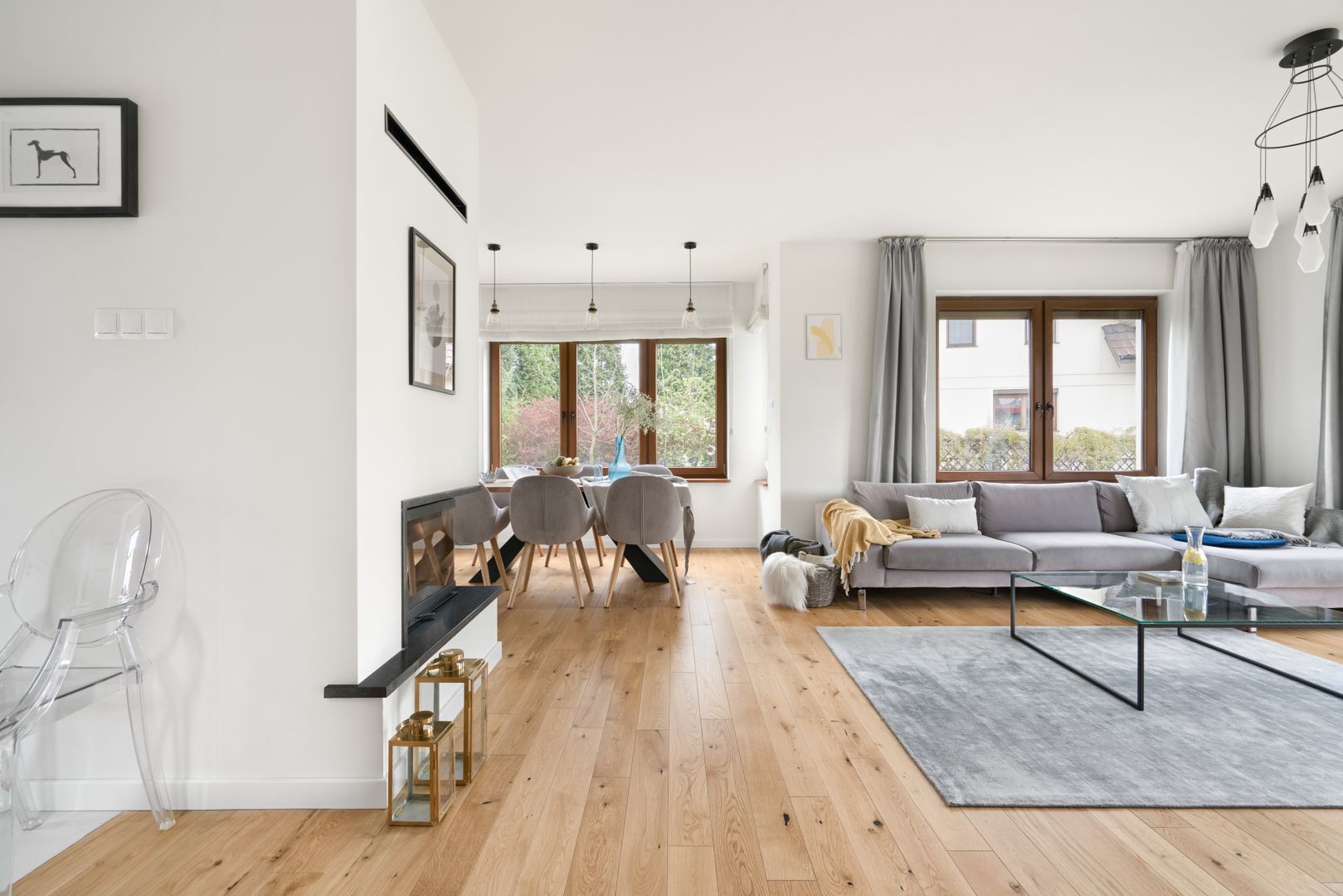 Wnętrza zostały zaprojektowane w nowoczesnym stylu, który odpowiada potrzebom młodych, aktywnych zawodowo mieszkańców. Projekt MM Architekci. Fot. Jeremiasz Nowak