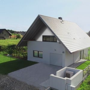 Jednym z zastosowanych w Domu Optymalnym rozwiązań jest system rynnowy Galeco STAL² posiadający kwadratowy przekrój. Fot. Galeco