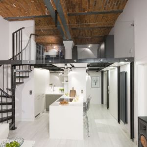 Ta otwarta kuchnia w stylu loft znajduje się w mieszkaniu w zrewitalizowanej fabryce papieru. Projekt: Szymon Chudy. Fot. Bartosz Jarosz