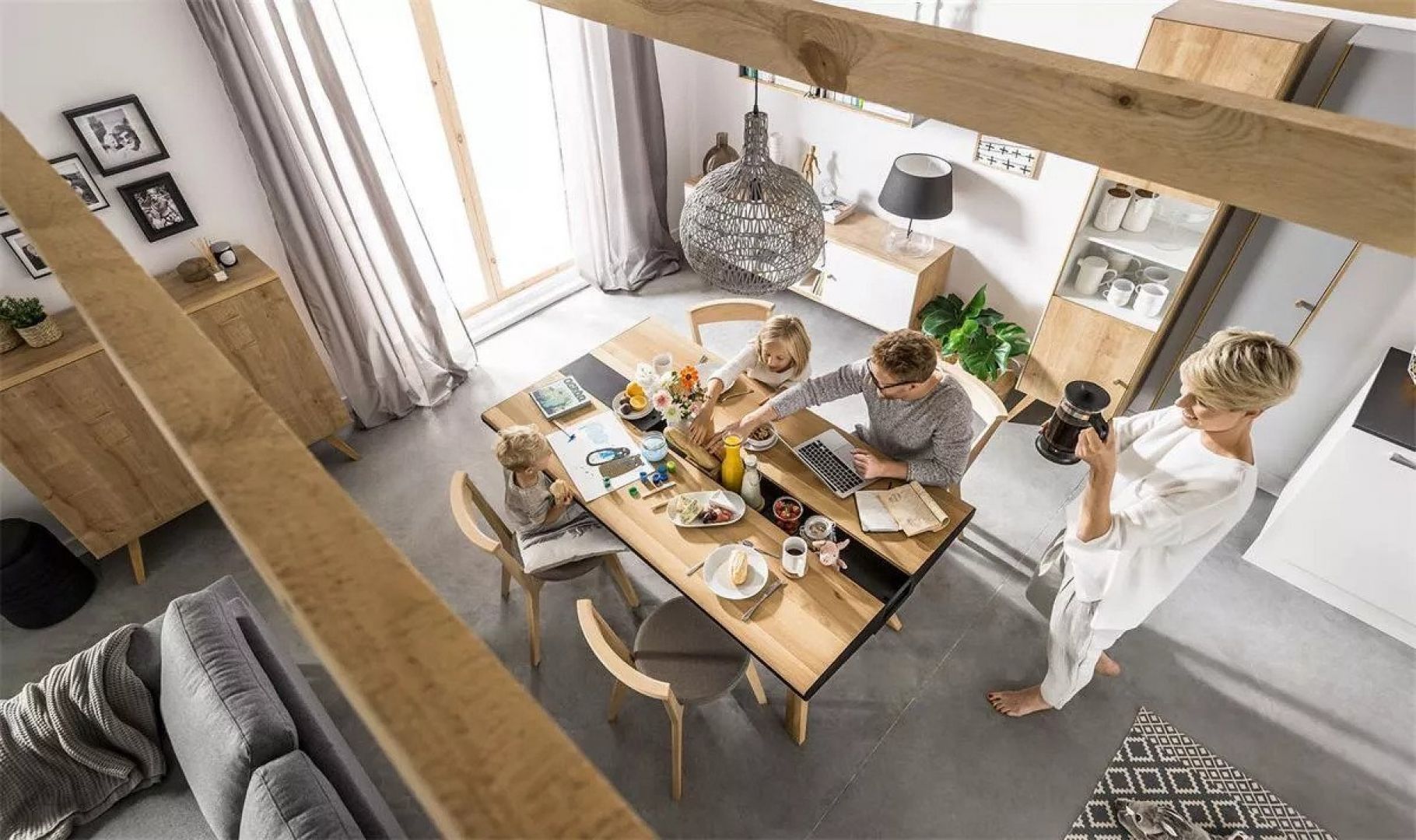 Stół z szufladami z kolekcji Vox Nature. Wykonany w 100% z drewna oraz metalowych wstawek. Od 4490 zł, producent: Meble Vox