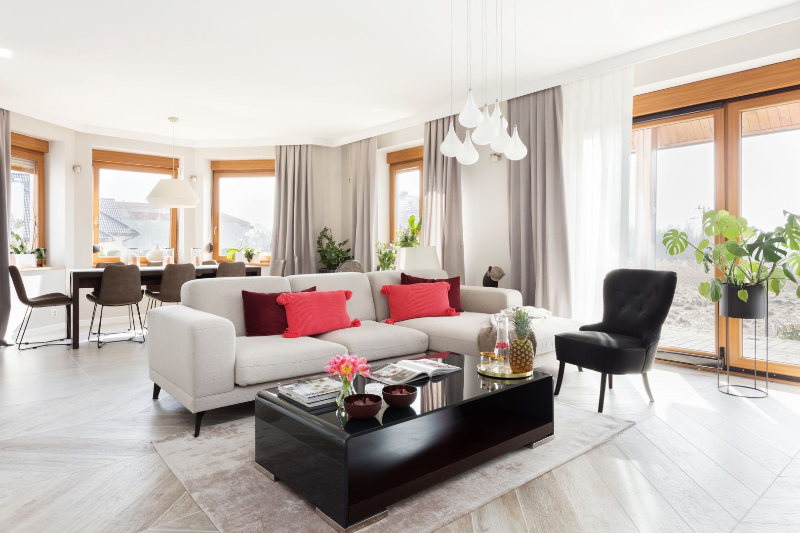 Strefę wypoczynku wyznacza jasna sofa. Dodatkowe miejsce do siedzenia zapewnia fotel w kontrastowym kolorze. Projekt Katarzyna Maciejewska. Fot. Dekorialove