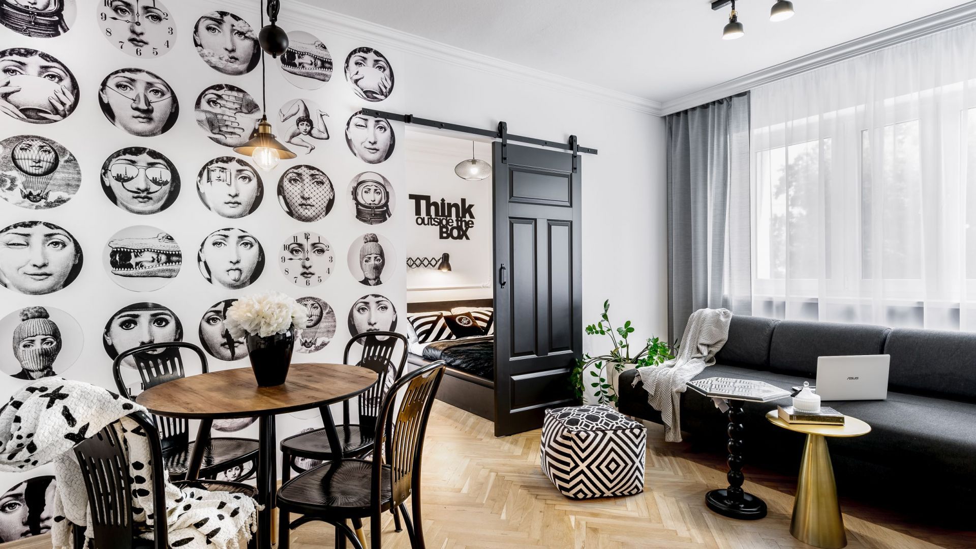 Otwarta strefa dzienna jest bardzo mała. Udało się tu jednak wygospodarować miejsce na wygodną jadalnię. Projekt: Marta Piórkowska-Paluch. Fot. Andrzej Czechowicz, Foto Studio Wrzosy