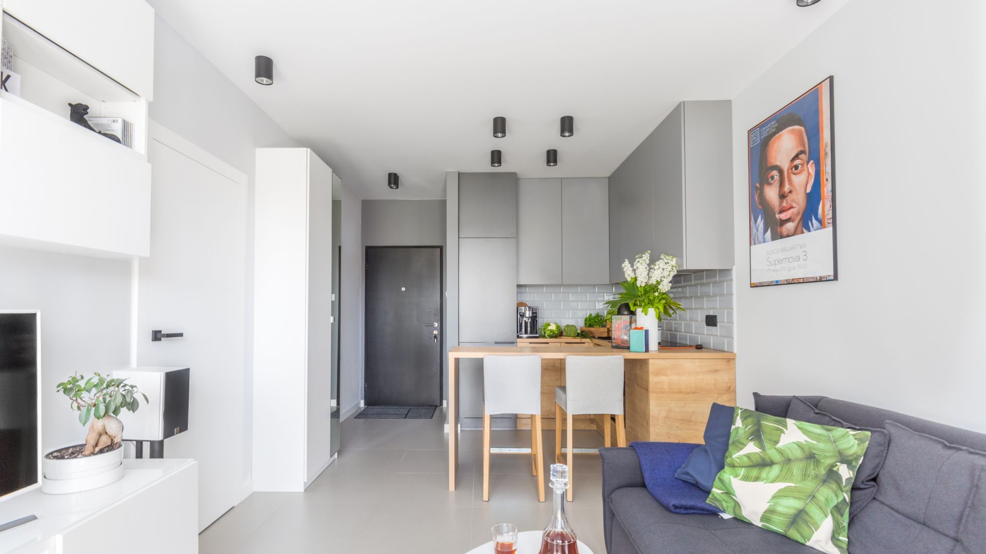 Mały aneks kuchenny z szafkami w ciekawym szarym odcieniu. Projekt: Decoroom. Fot. Pion Poziom