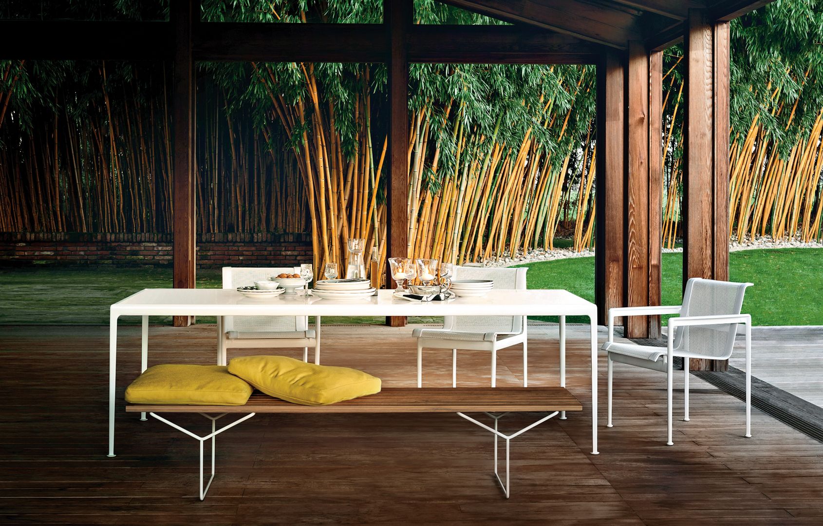 Bertoia to kultowa kolekcja z drutu stworzona przez Harry'ego Bertoia w 1952 roku. Marka: Knoll, dystrybutor: Aquina