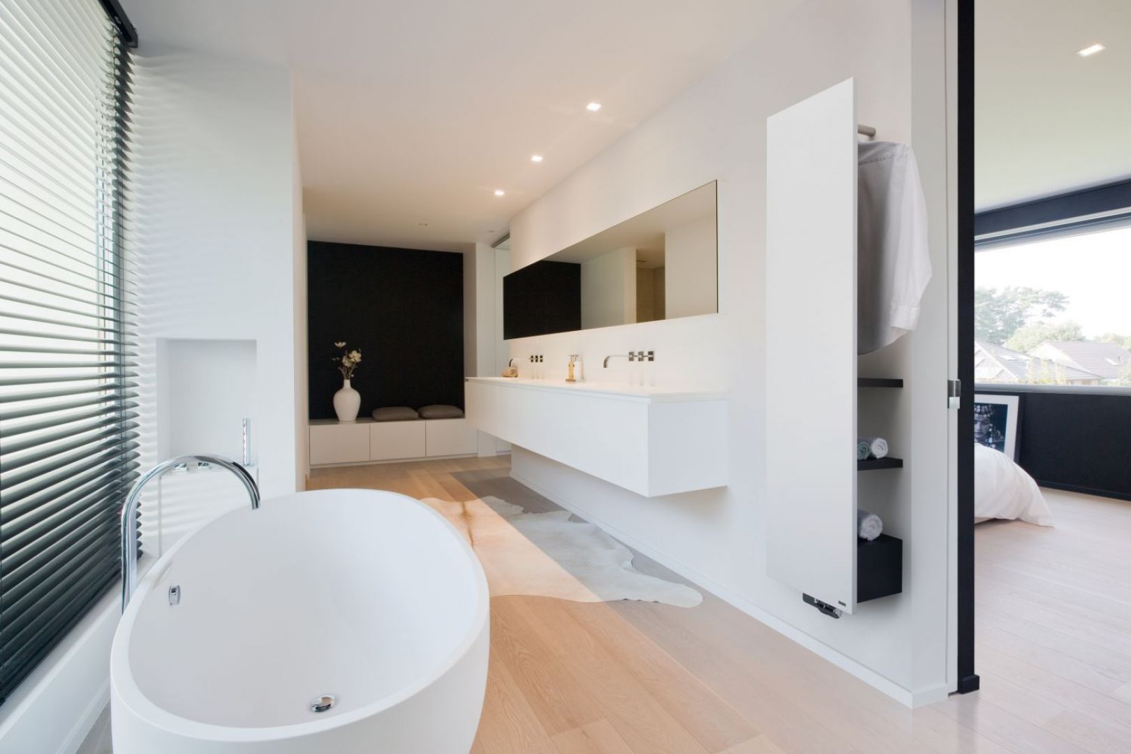 Na rynku są modele (np. Niva Bath od Vasco), które, w przeciwieństwie do klasycznych modeli, montuje się w odległości 32,5 cm od ściany. Uzyskana w ten sposób przestrzeń między ścianą a plecami grzejnika służy do zamontowania jednego wieszaka oraz trzech półek. Vot. Vasco