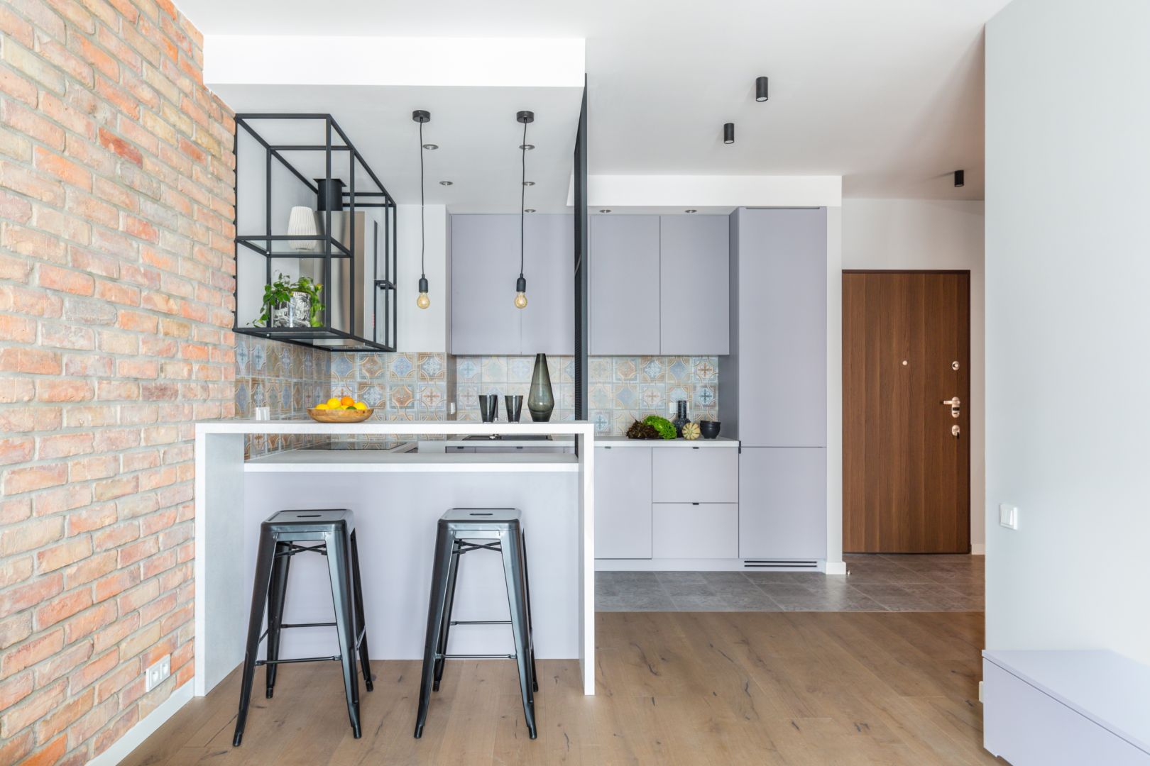 Kuchnię od salonu oddziela półwysep. Projekt Decoroom. Fot. Pion Poziom