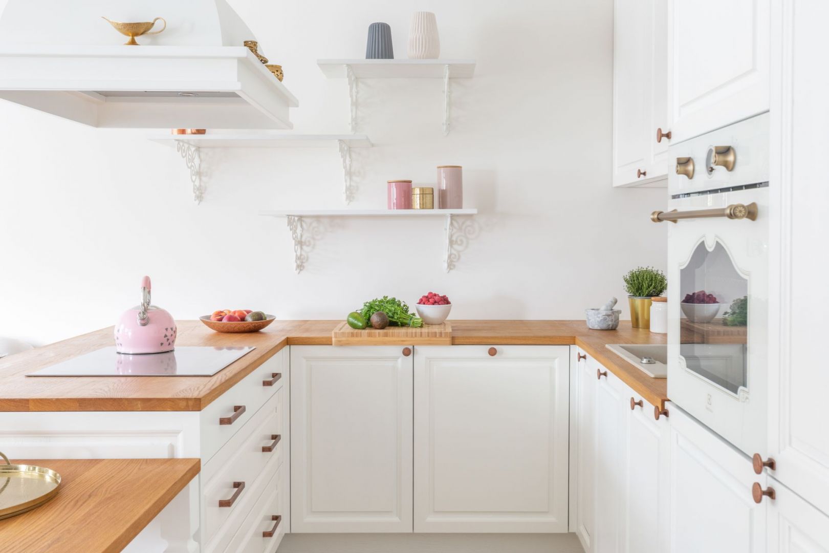 Mała kuchnia w bieli i drewnia, funkcjonalna mimo małego metrażu. Projekt: Katarzyna Fotek, Decoroom. Zdjęcia i stylizacja