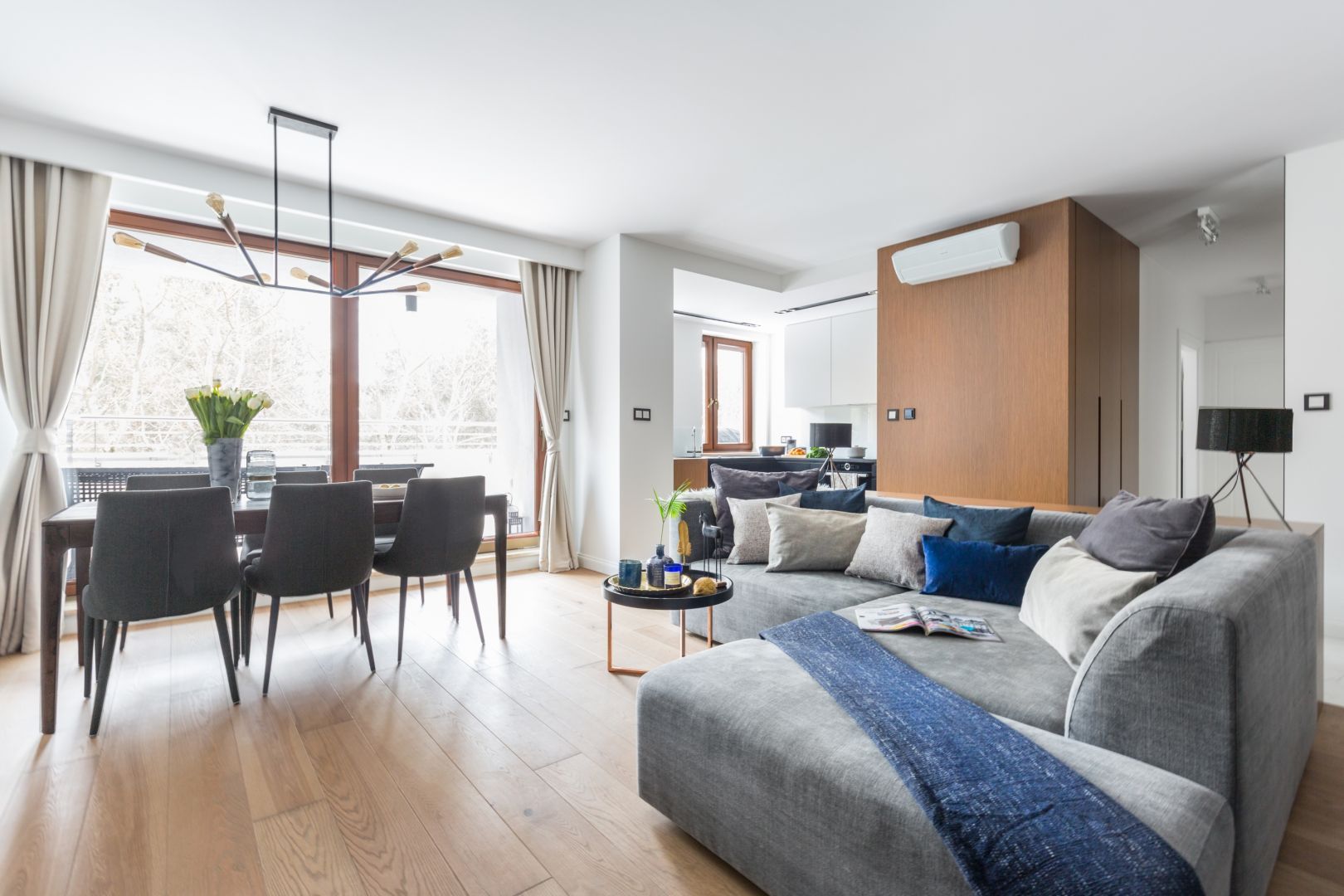 W tym salonie drewno na podłodze zestawiono z okładziną ścienną z tego samego materiału. Projekt: Decoroom. Fot. Marta Behling/Pion Poziom