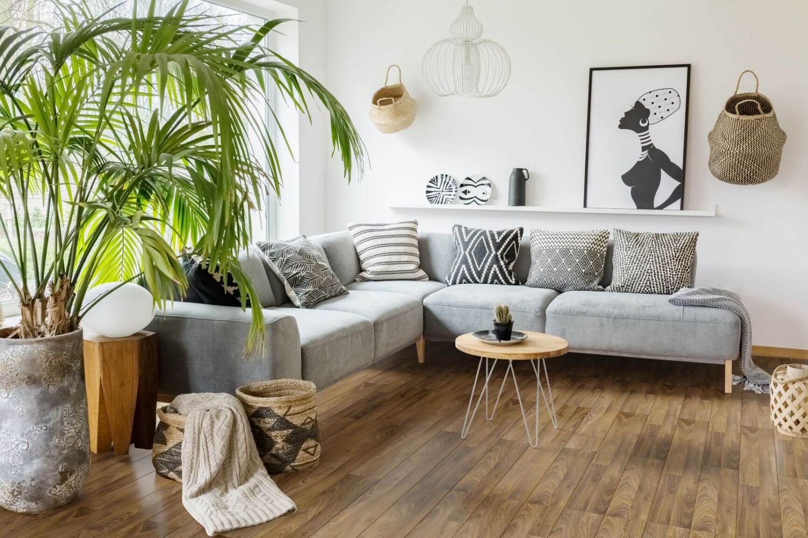 Podłoga w salonie - pomysł na podłogę z paneli. Panele podłogowe Wiparquet Authentic 8 Realistic Dąb Szary. Fot. RuckZuck