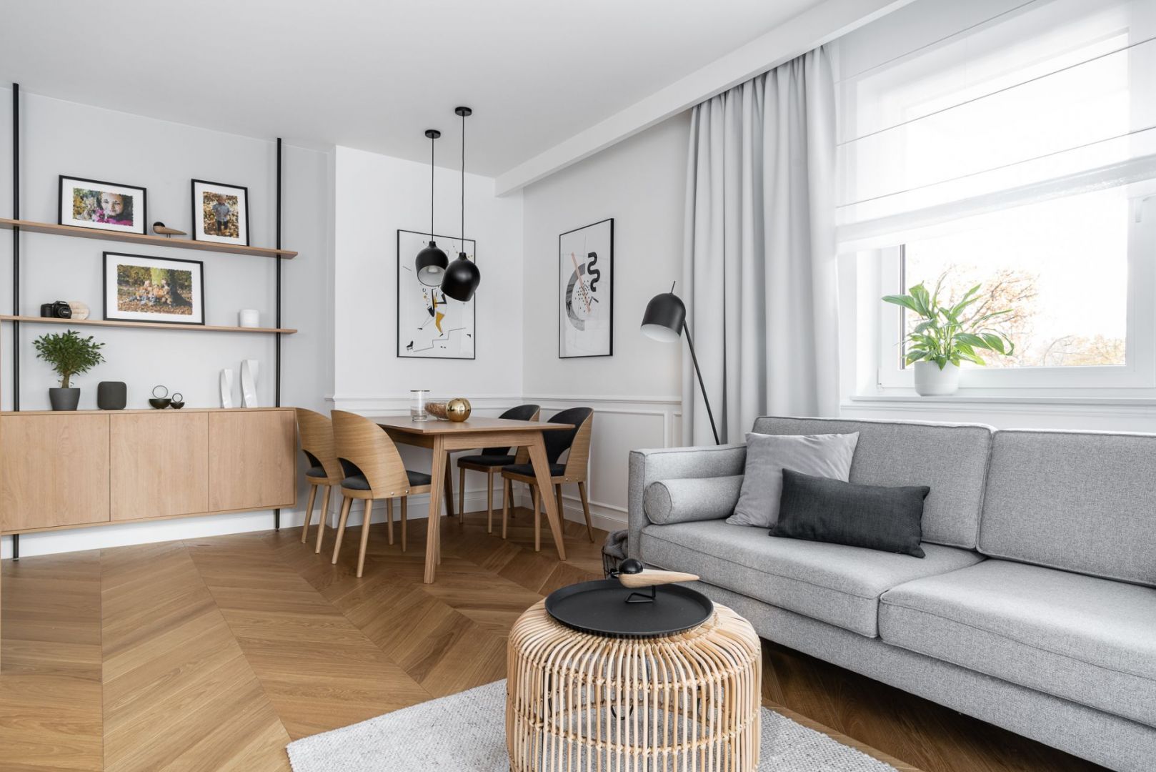 W rogu pokoju stanęła niewielka jadalnia ze stołem i krzesłami polskiej marki Fameg. Projekt: Anna Maria Sokołowska, Katarzyna Nowak, pracownia Anna Maria Sokołowska Architektura Wnętrz. Zdjęcia: Fotomohito