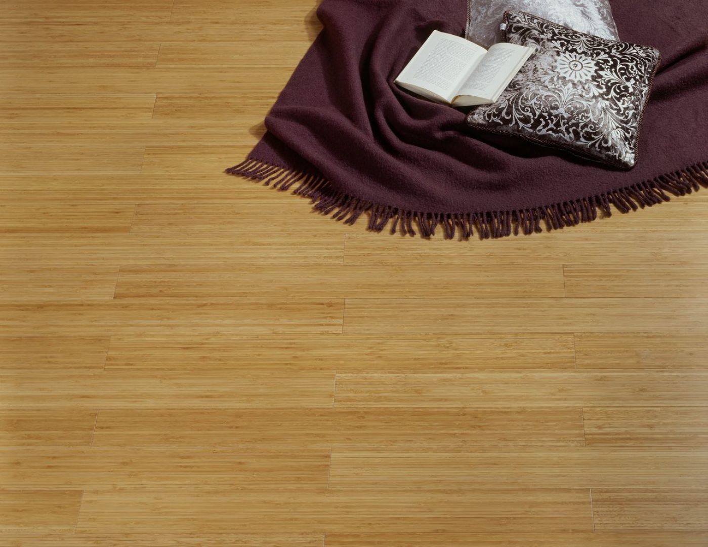 Jednym z najpopularniejszych i najczęściej spotykanych sposobów układania podłogi jest jej klejenie. Na zdjęciu: podłoga z kolekcji Bamboo. Fot. DLH