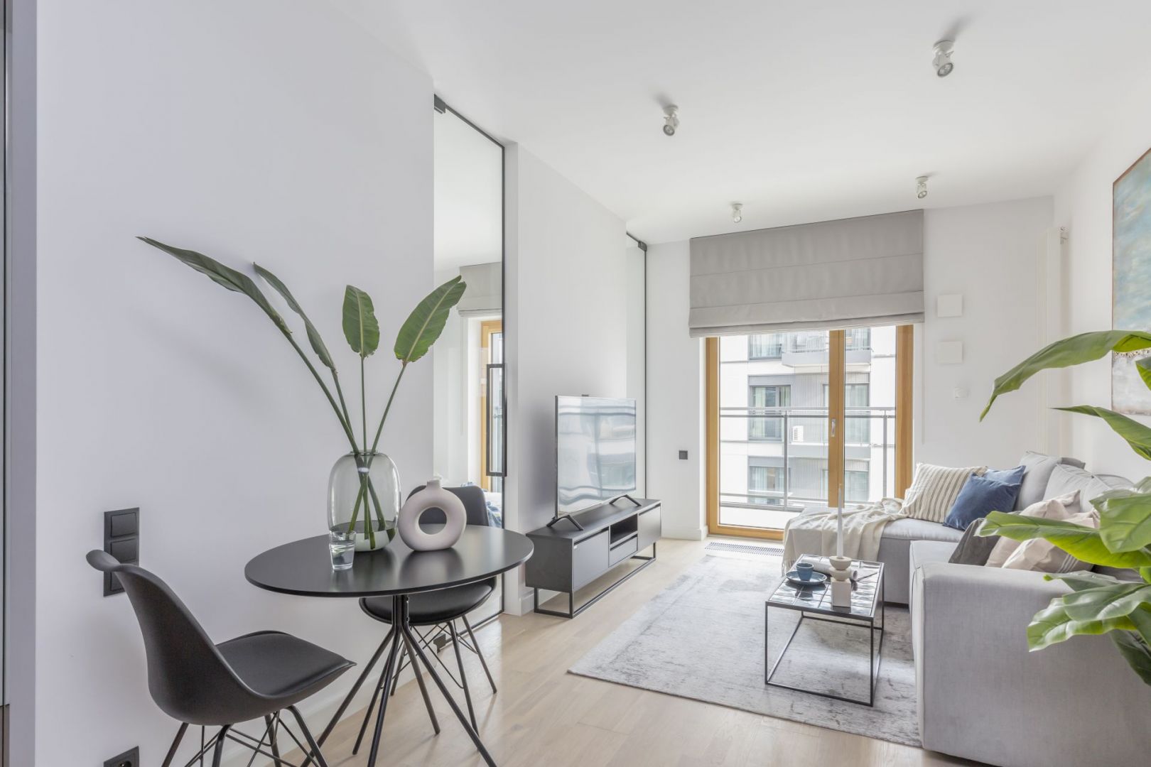 Zaaranżowanie niewielkiego salonu powinno łączyć maksymalne wykorzystanie przestrzeni ze stworzeniem przytulnego i przyjemnego nastroju. Projekt Decoroom. fot. Pion Poziom