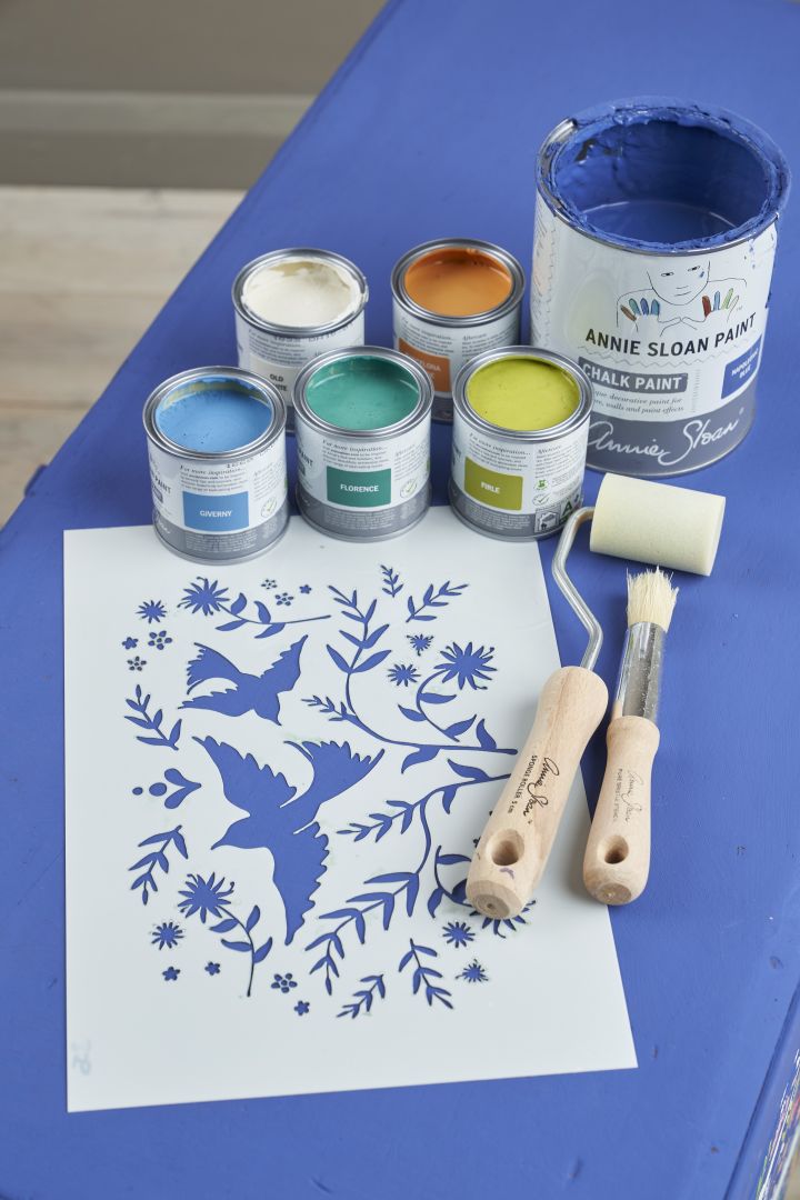 Krok 1:
Nałóż dwie warstwy farby kredowej Chalk Paint™ w kolorze Napoleonic Blue na całą powierzchnię mebla za pomocą pędzla (pozwól farbie wyschnąć przed nałożeniem drugiej warstwy). Zdjęcia metamorfozy: Jesse Wild